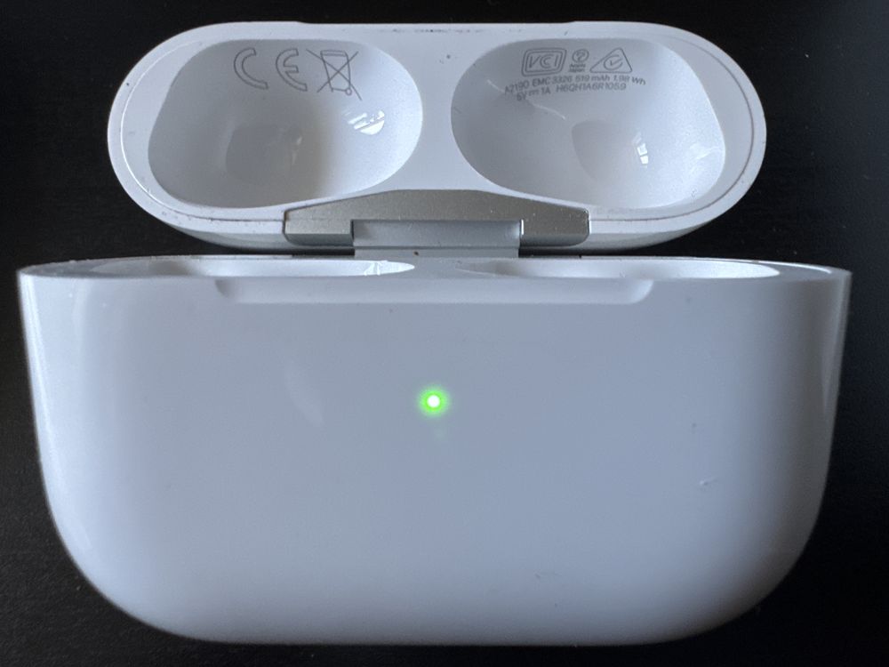 Кейс оригинал от AirPods Pro с поддержкой MagSafe + Ligthning шнур