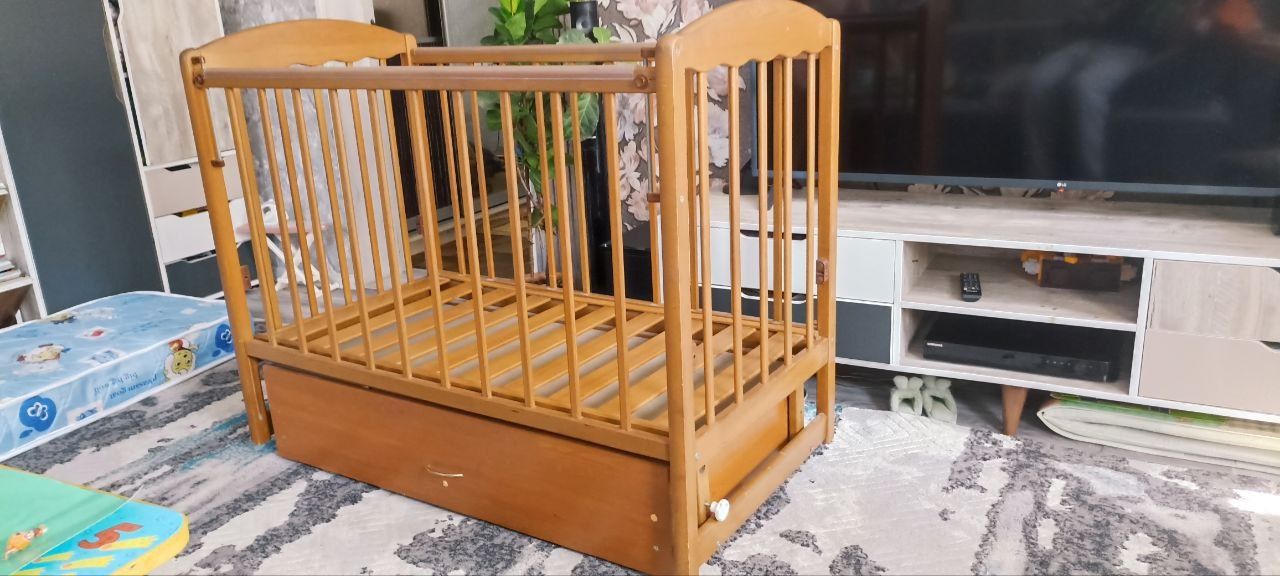 Продам манеж кроватку с матрасом. Материал дерево. С маятником и ящико