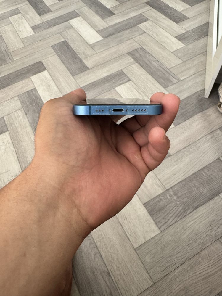 Продается iPhone 13 в синим цвете