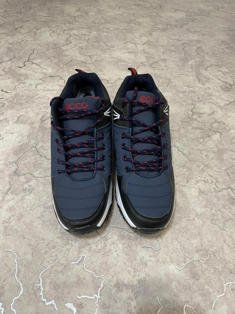 Продам зимние кроссовки Ecco