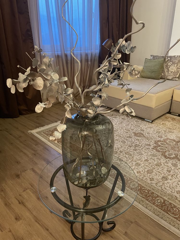 Ваза с декор растениями.