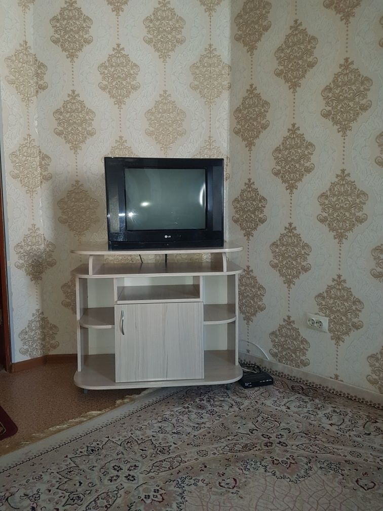 Телевизор с подставкой
