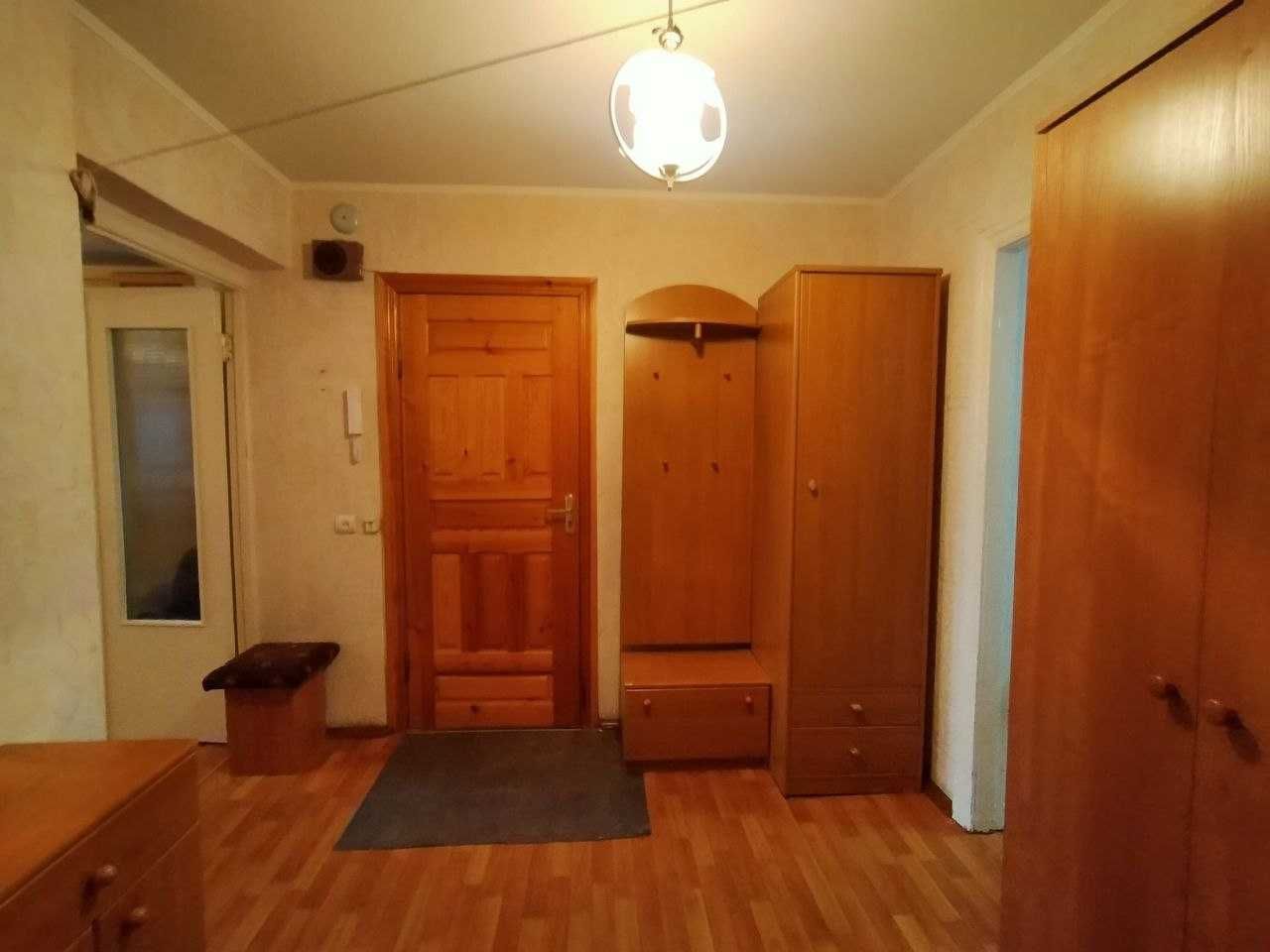 Продать трехкомнатную квартиру, в кирпичном доме 1989 г.п.