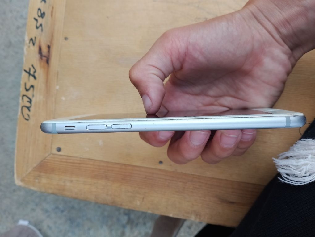 iPhone 6 айклаунтын ашатын Адам болса  зарядка 100% 128гб жадайы жақсы