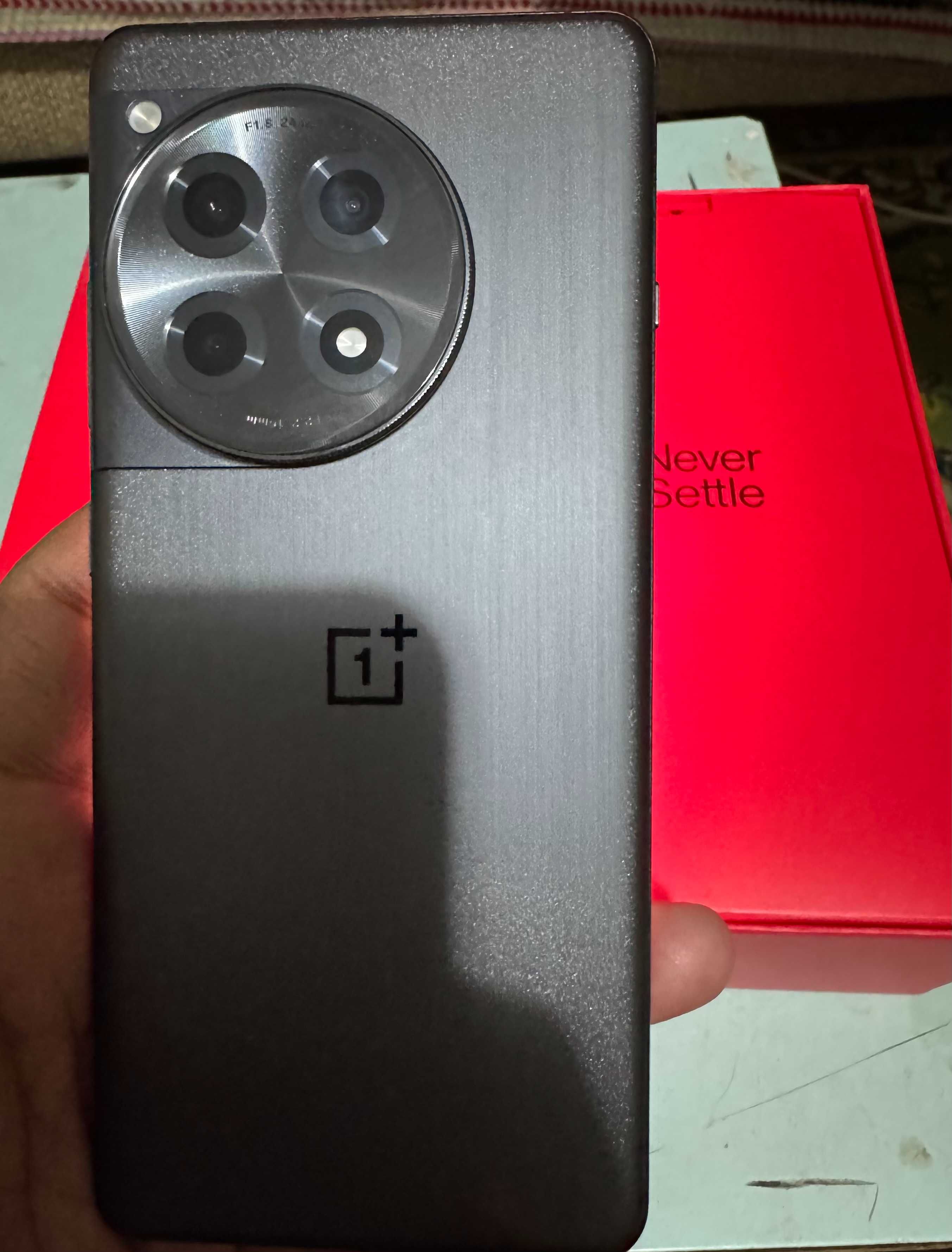 One plus 12R 256gb. Brand new condition in waranty