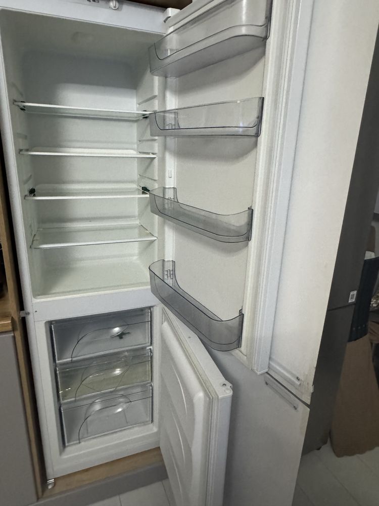 Продам встроенный хоодильник