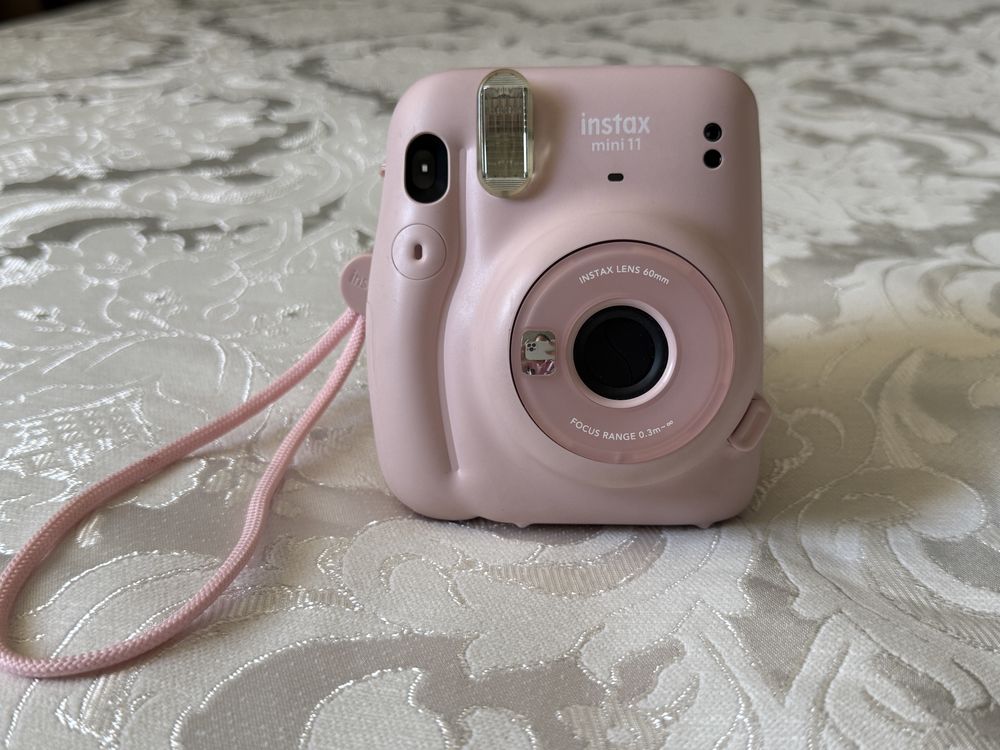 Продаю Instax Mini 11 - как новый