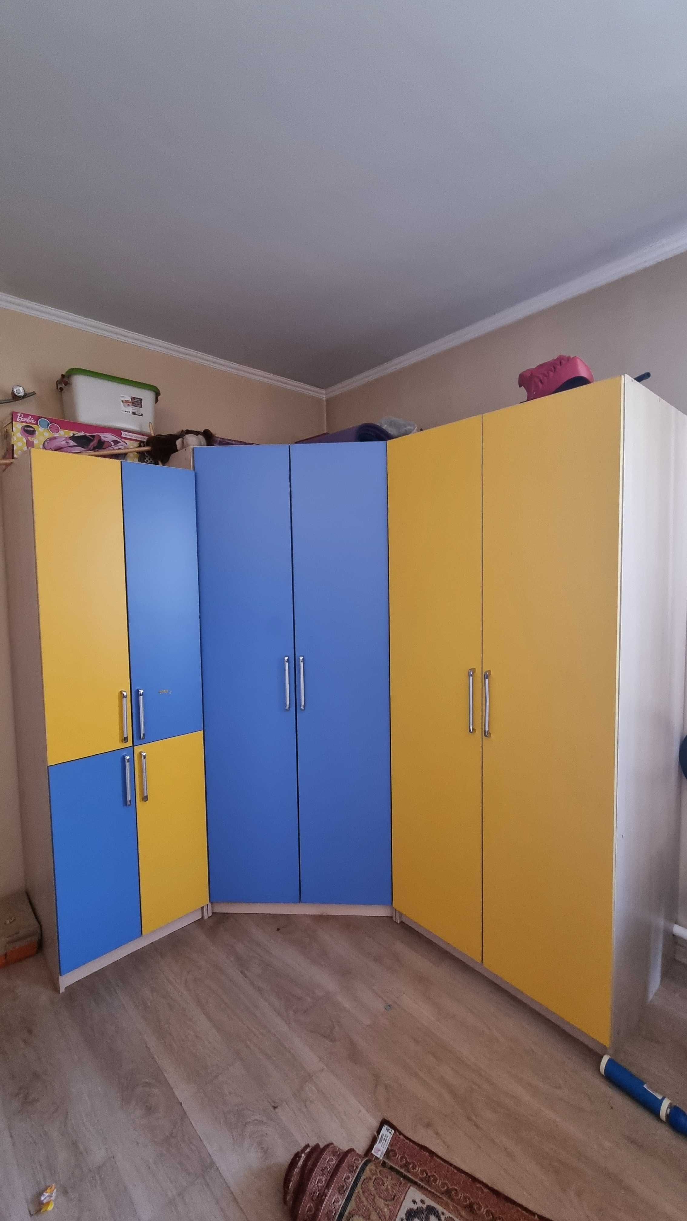 Угловой шкаф с тумбами в детскую.