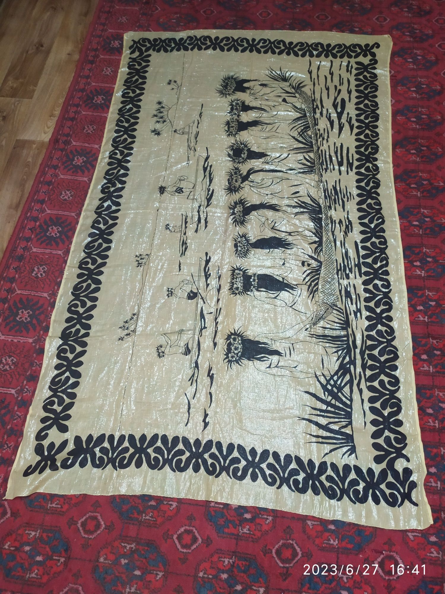 Парео пляжные разные.