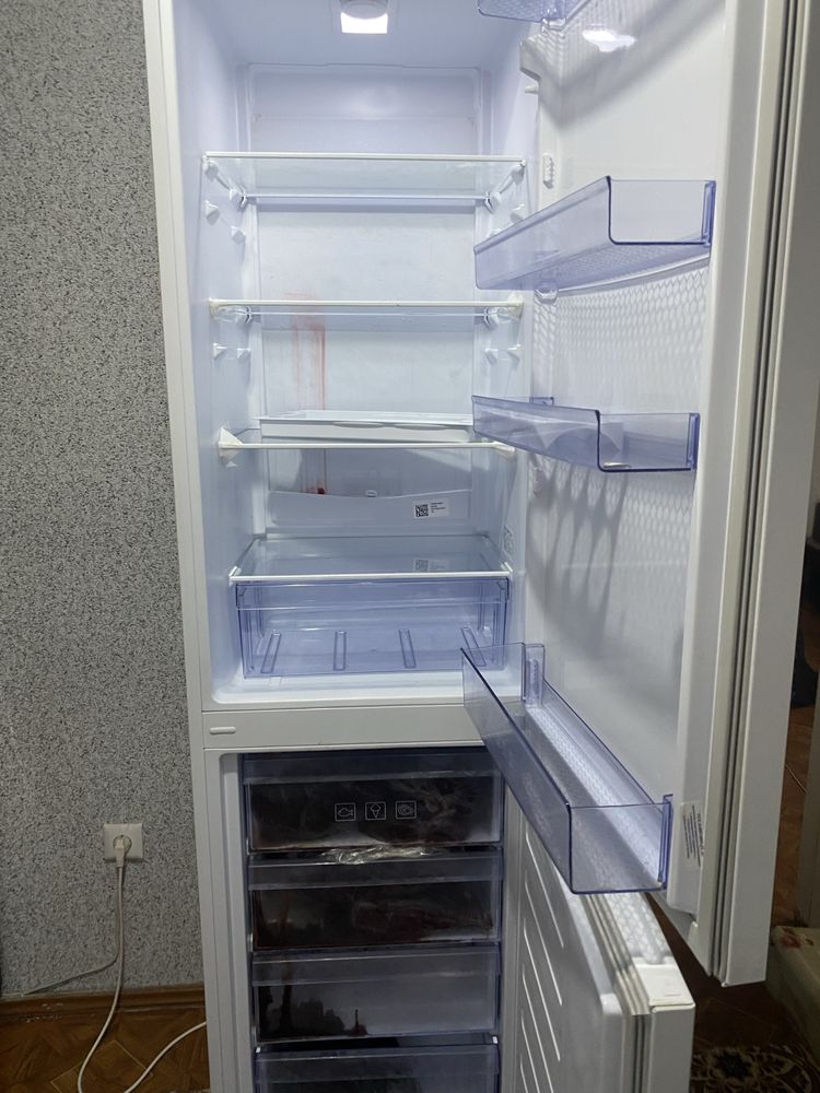 Продаю Холодильник в отличном состояние абсолютна в идеальном состояни