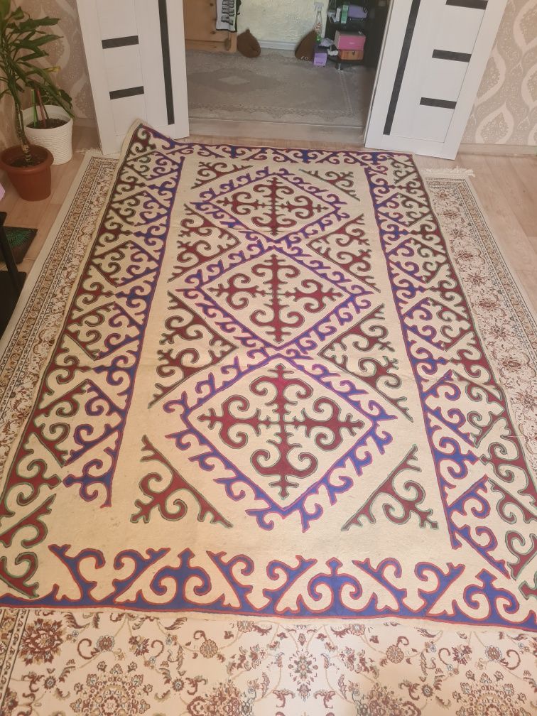 Тұс киіз аппақ әдеиі сапада