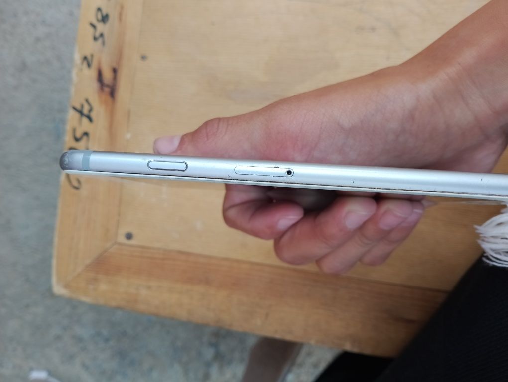 iPhone 6 айклаунтын ашатын Адам болса  зарядка 100% 128гб жадайы жақсы