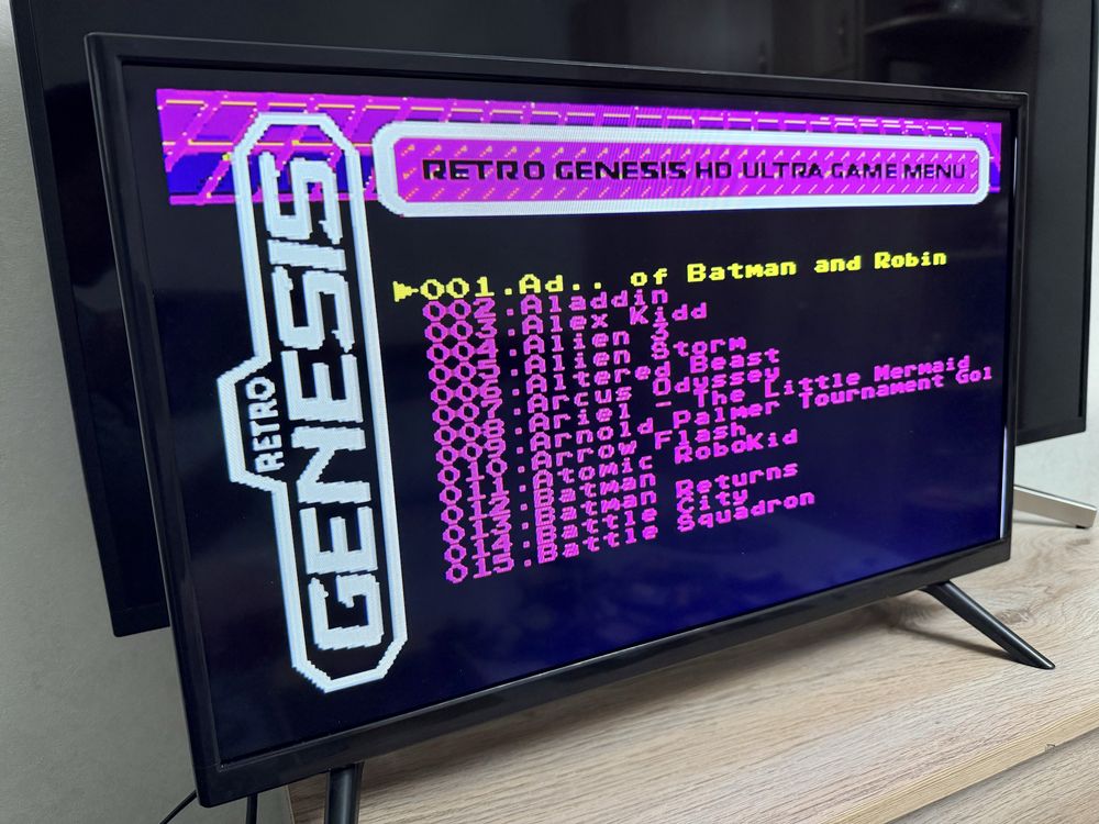 Три версии приставки SEGA, картриджы и джойстики
