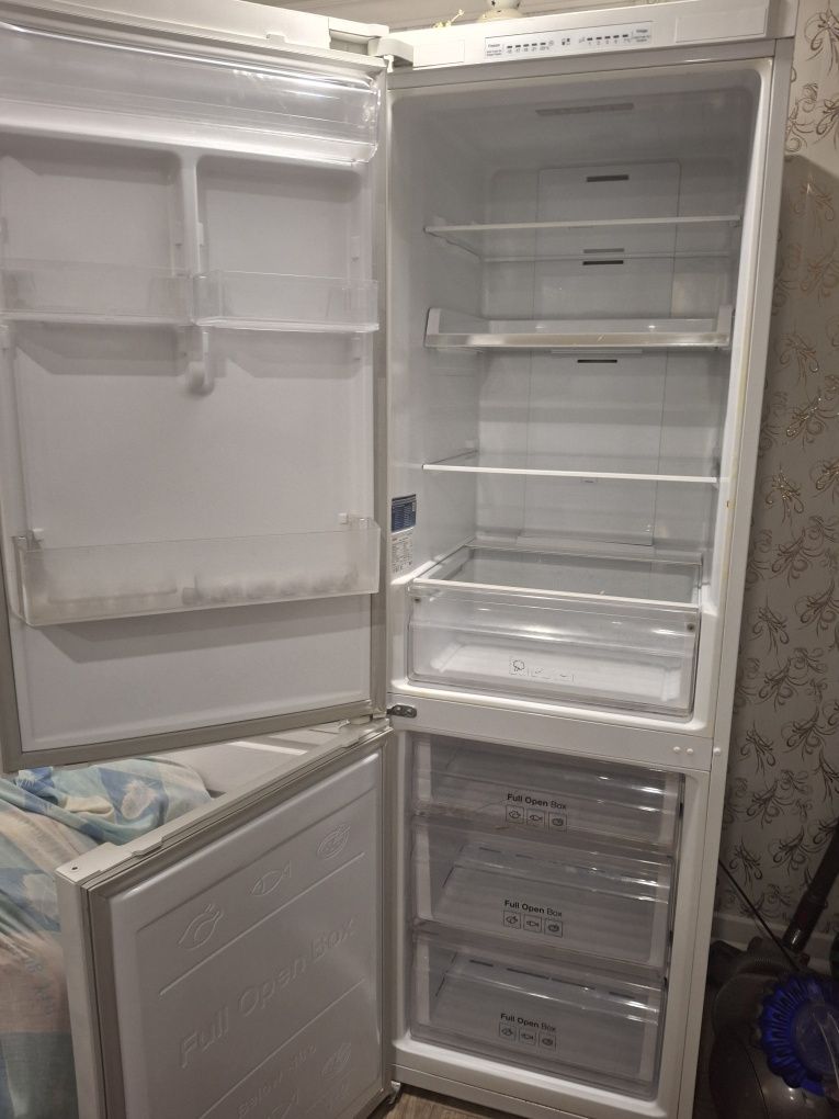 Продам холодильник Самсунг в хорошем слстоянии