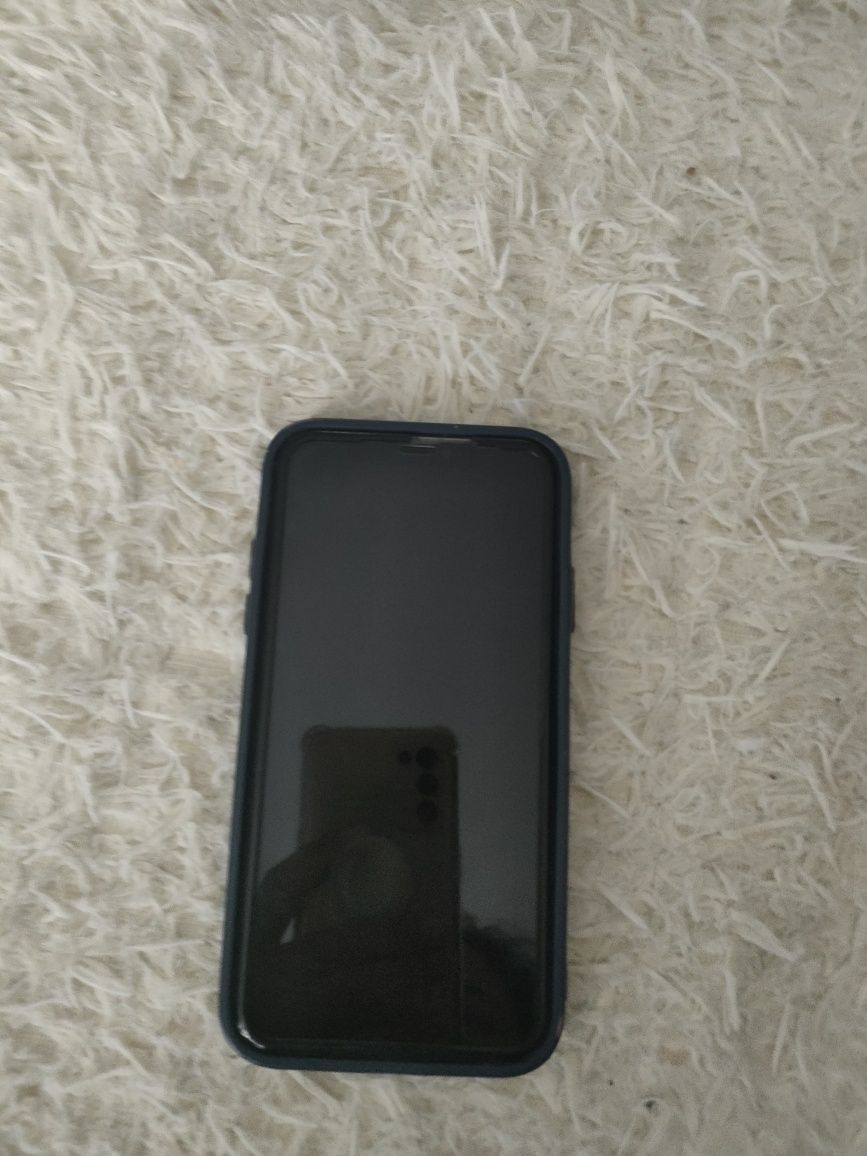 Продам IPhone 11 память 64