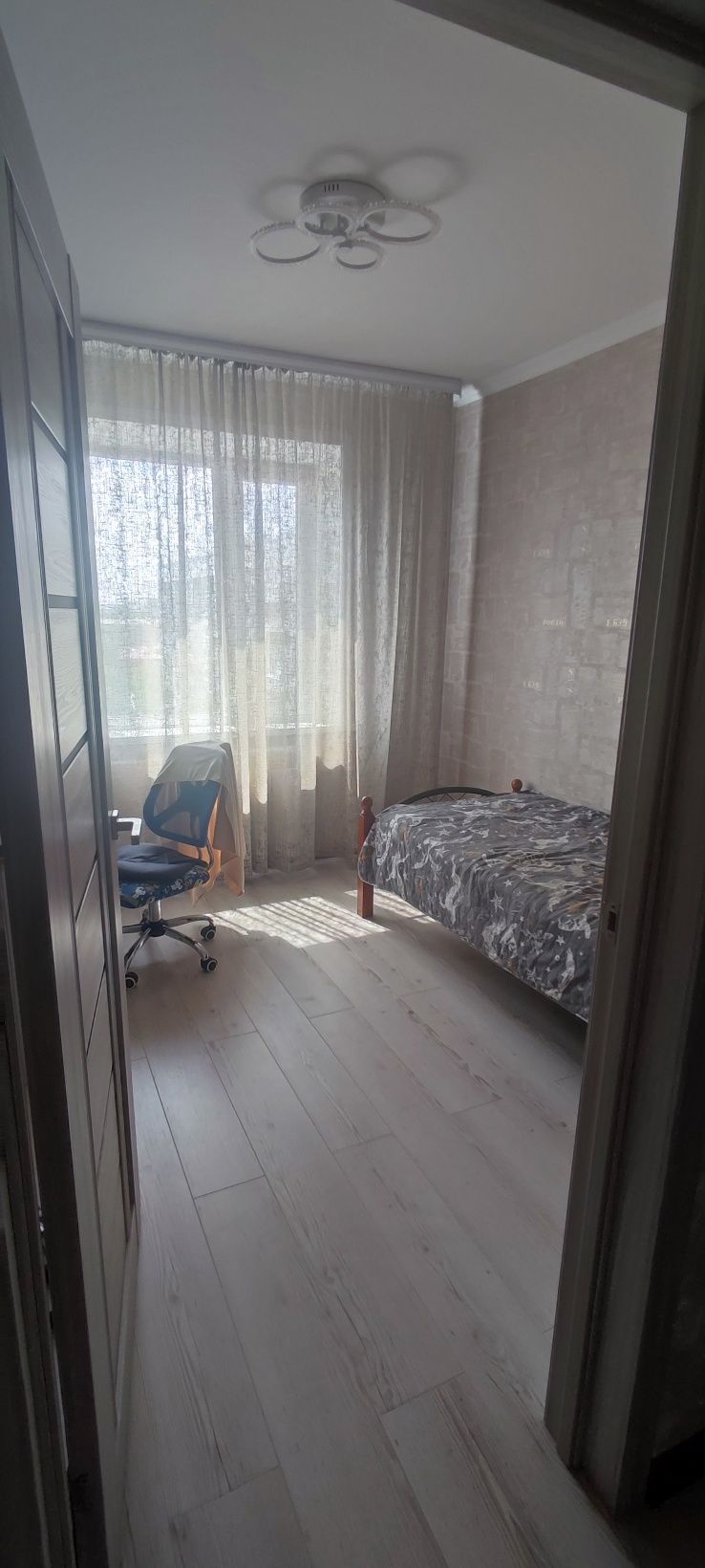 Продам квартиру 4 комнатную в центре.