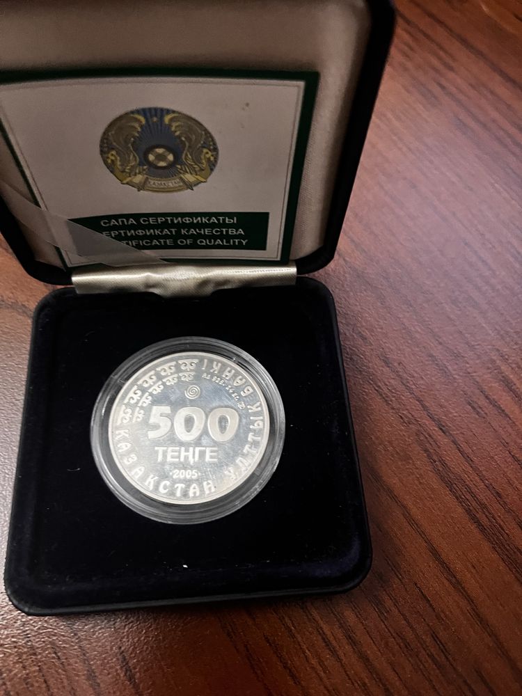 Монеты 100 и одна 500  с документам что партия лимитированная таких 5