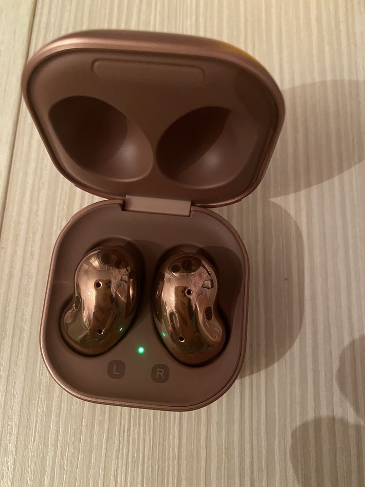 Продам новые наушники Samsung Buds Live