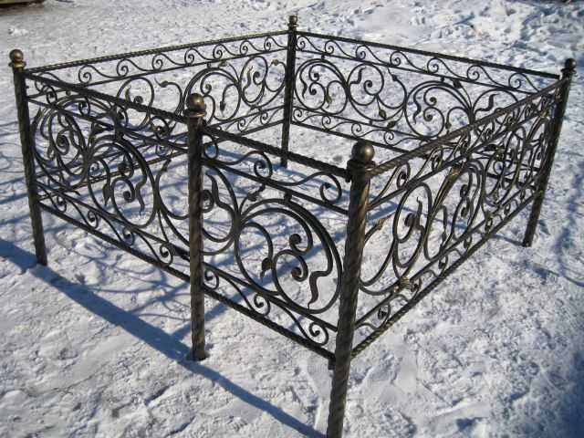 Оградки, памятники, благоустройство могил на кладбище.