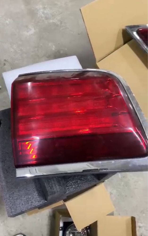 Продам задний бампер, задние фары и решетку на LX570.  Год 2010!