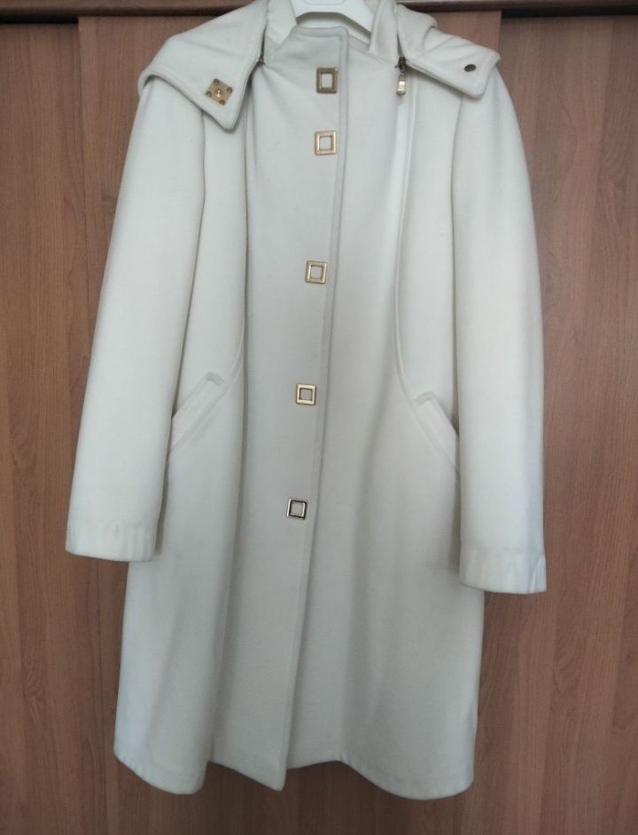 Продам пальто белое