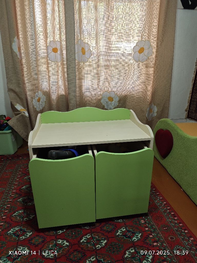 Продам детскую кровать и столик с ящиками для игрушек