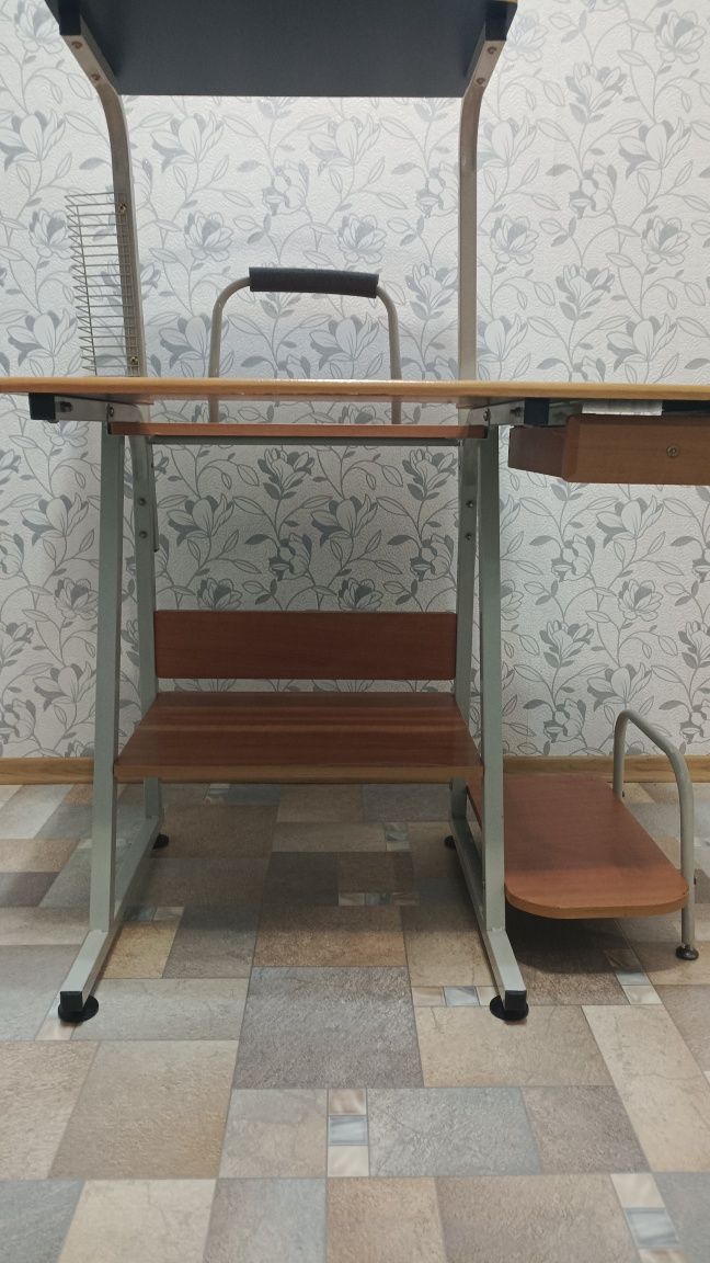 Продам стол для компьютера