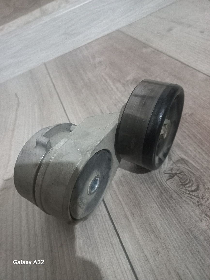 Ролик натяжитель