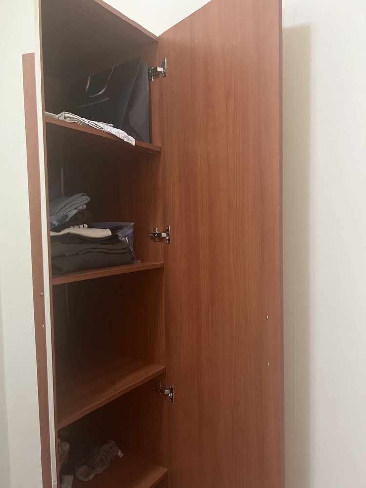Продаю трехстворчатый шкаф с зеркалом в хорошем состояний.