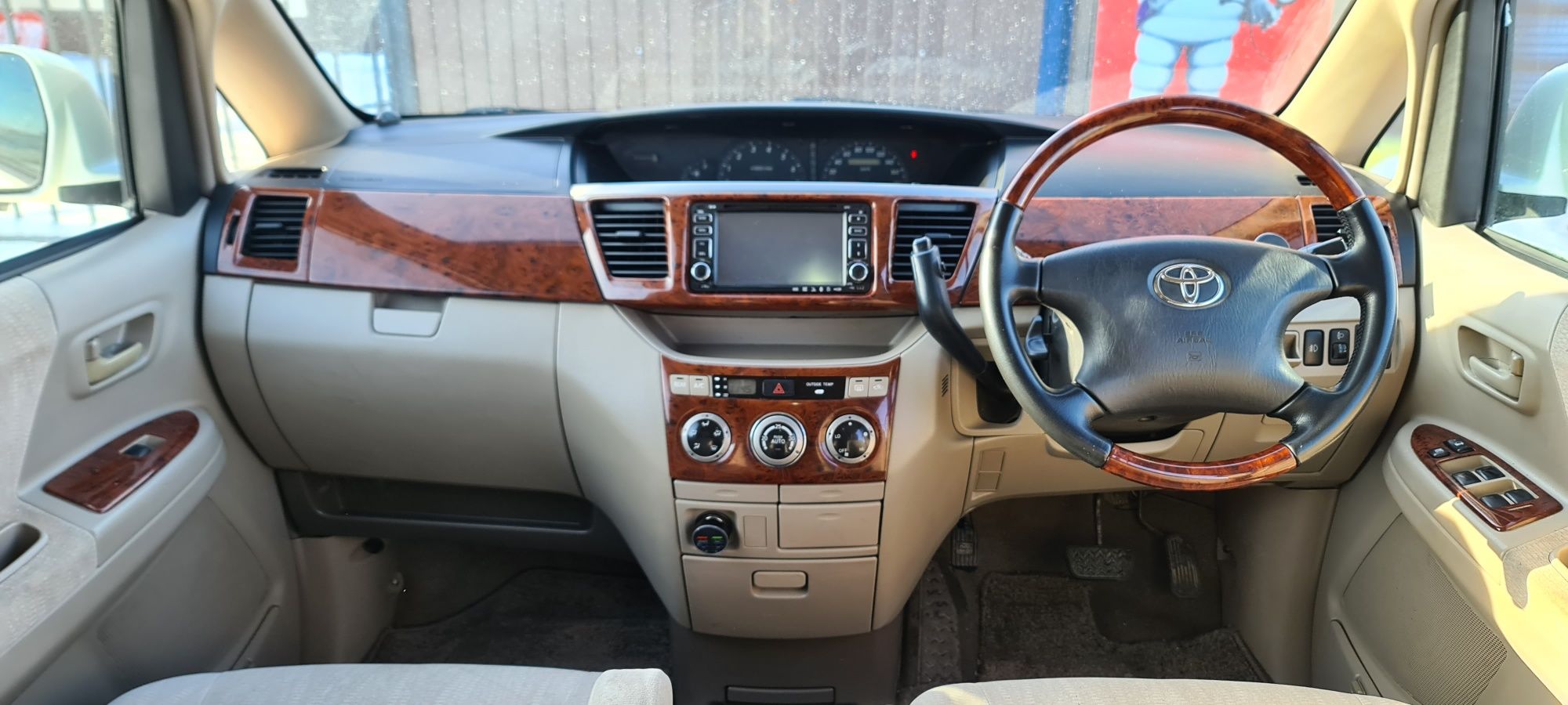 Продам японский минивен TOYOTA NOAH 2004г. 2.0, 4-АКПП.