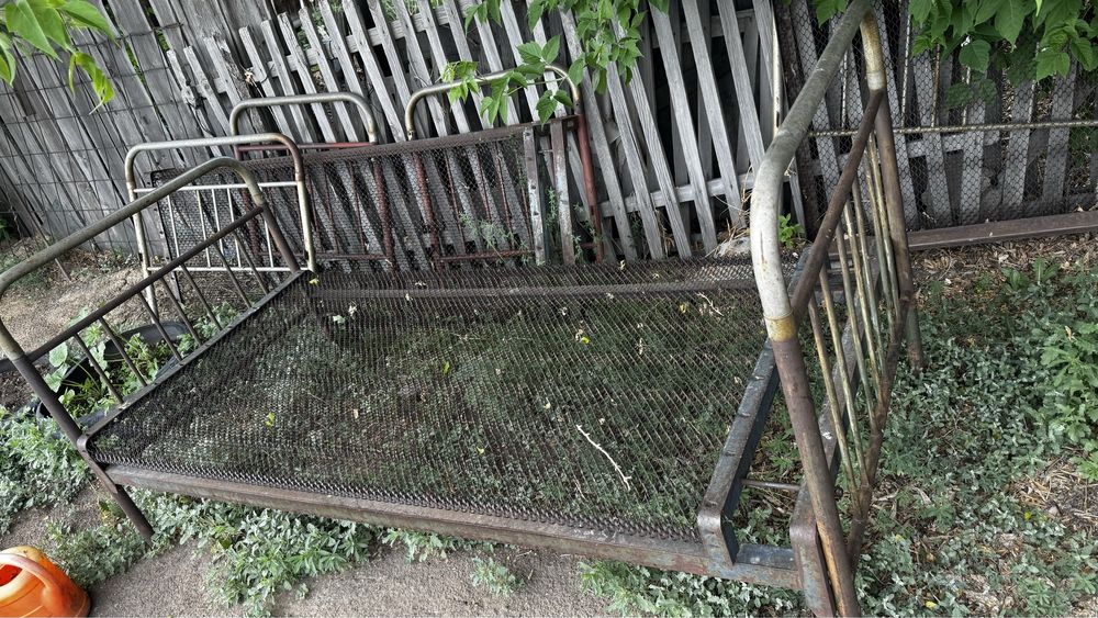 Продам стол кухный Шкаф Кровать