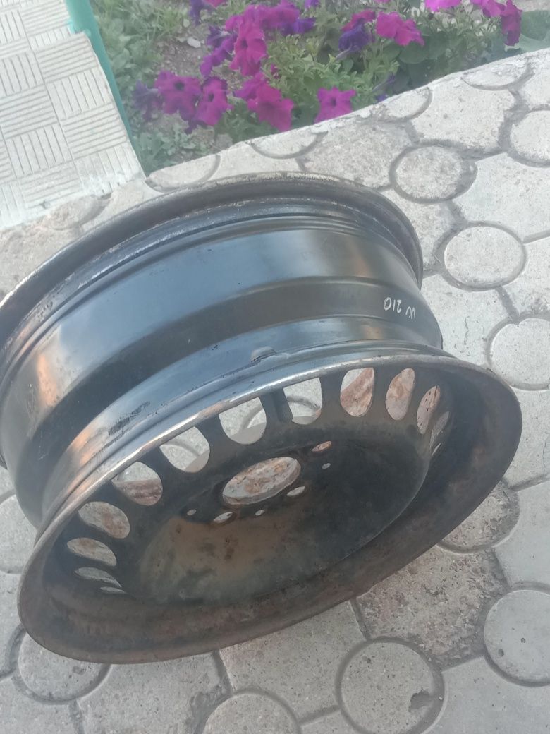 Продам 4 диска на R15,покрышки 4 штуки на 205/60 R15