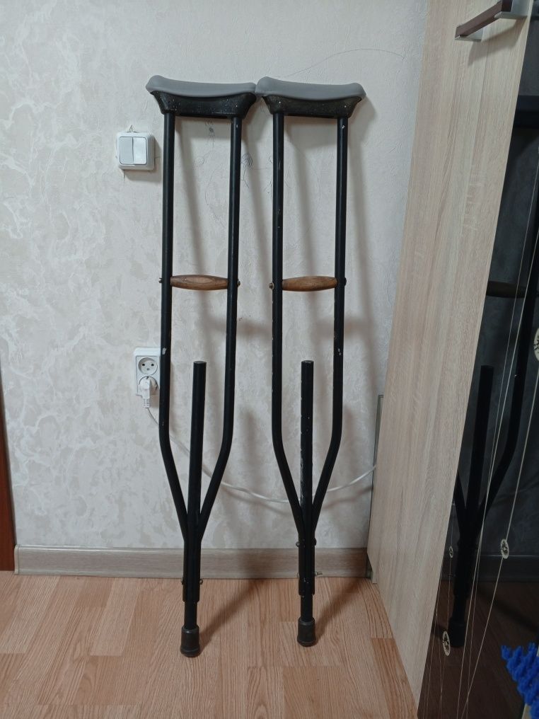 Продам костыли б/у  (на Новостройке)