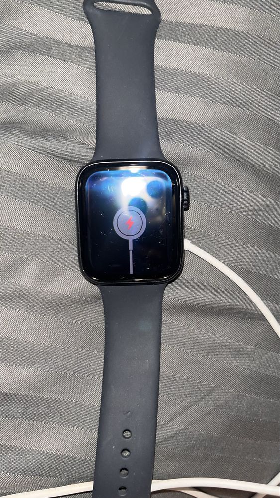 Продаётся IPHONE 13+APPLE WATCH . Телефон и часы в хорошем состоянии .