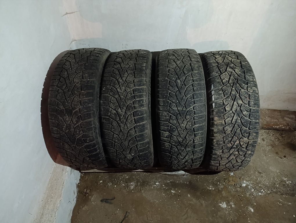 Продам 4 зимних колеса 225/60/18