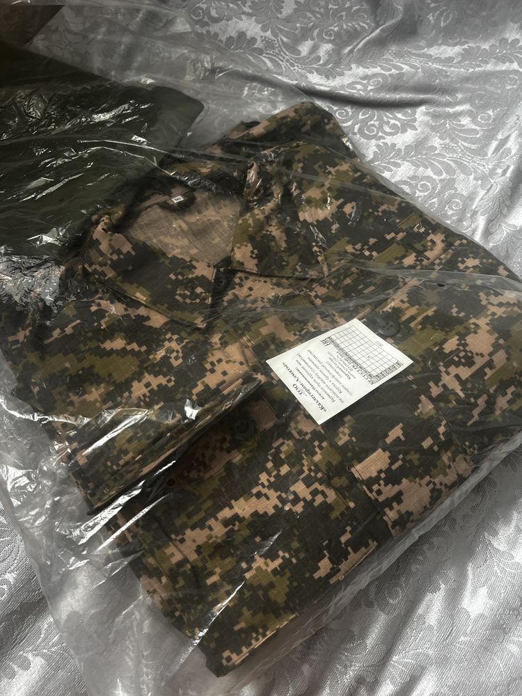 Новая военная форма с футболкой .