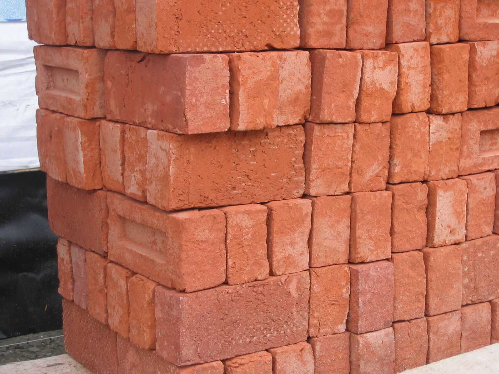 Кирпич одинарный по 150 тенге и также полуторный забутовочный