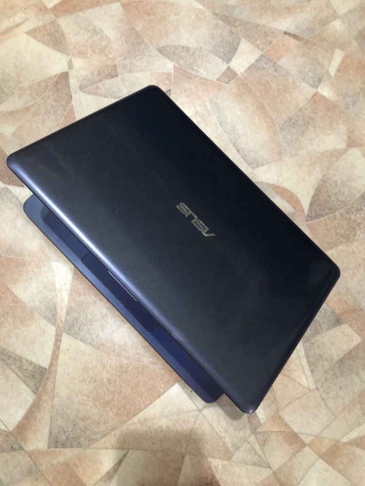 Продам нетбук Asus работает шустро ssd диск