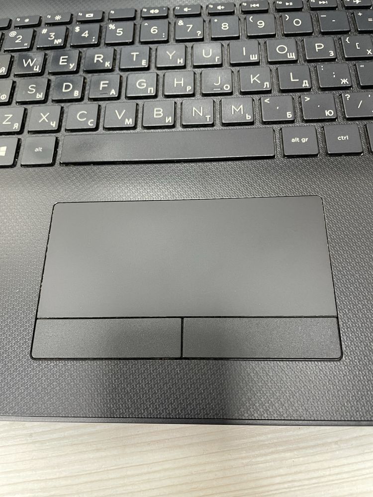 Hp pavilion 17 Ryzen 3 ОЗУ 4гиг SSD 256gb быстрый большой экран