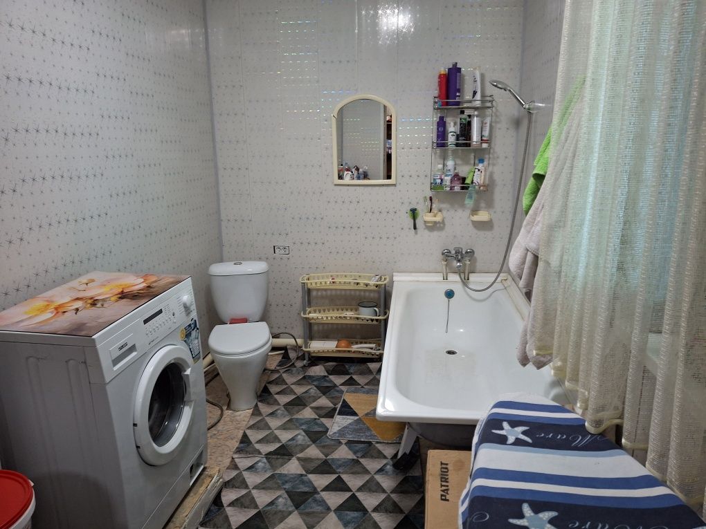 Продам полдома ул Каржауова 6/2, трехкомнатный