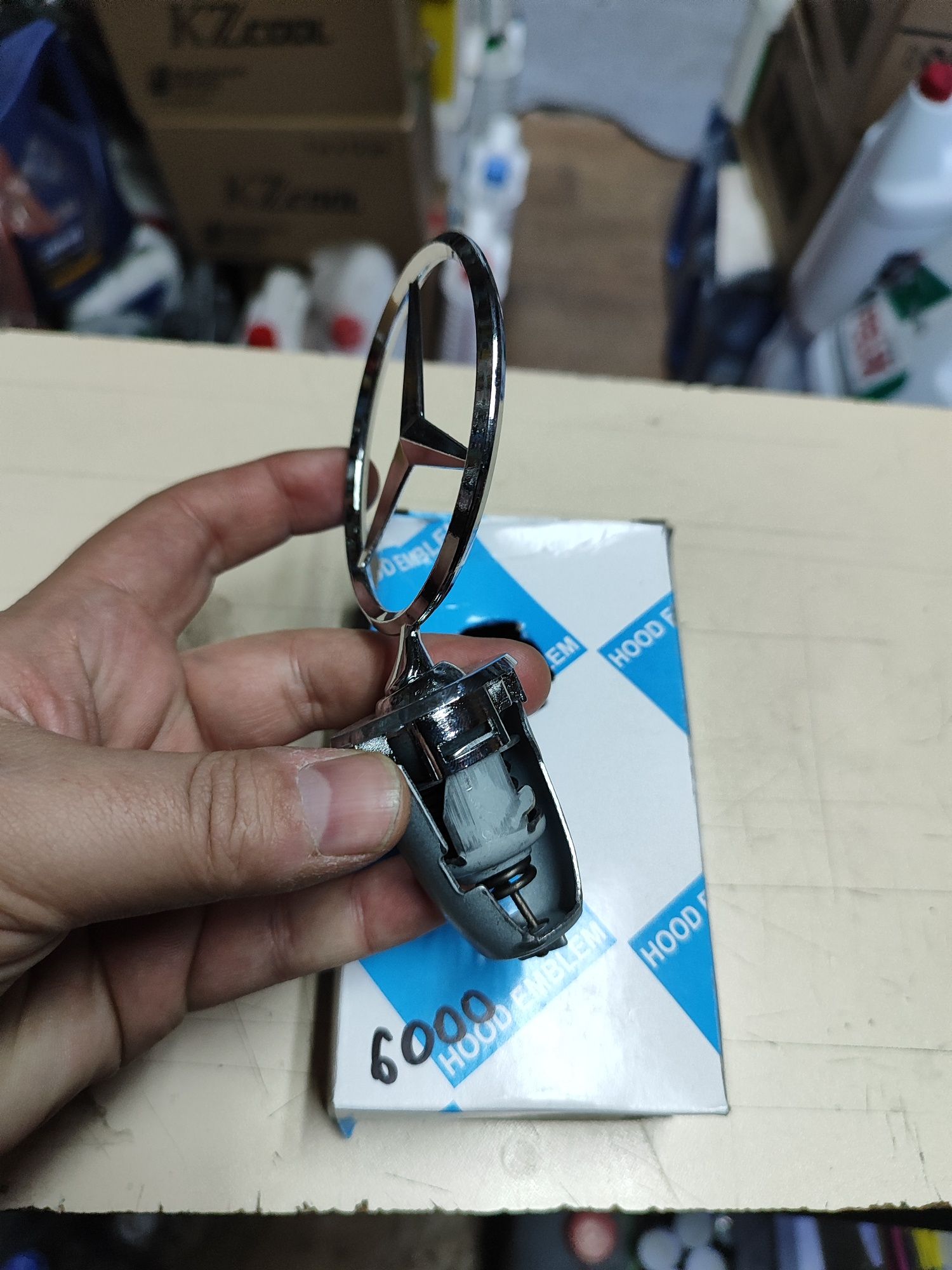 Значок на w210 мерседес лупарик