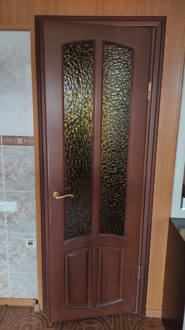 Таза ағаш есіктер, 10 дана. Бағасы 20000 тг. Темір есік 1 дана 60000