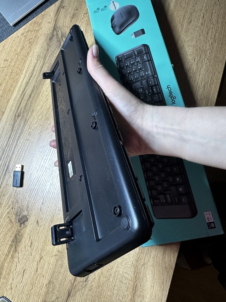 Logitech MK220 Беспроводная клавиатура с мышью