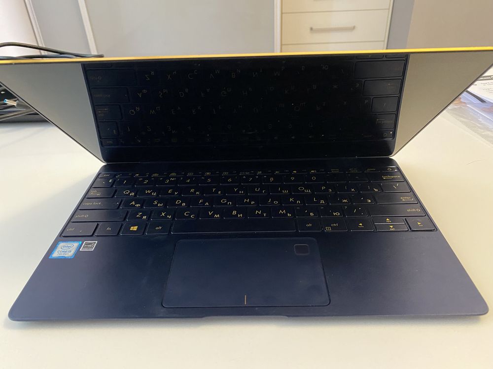 Ноутбук Asus Zenbook UX390U. Монитор не рабочий