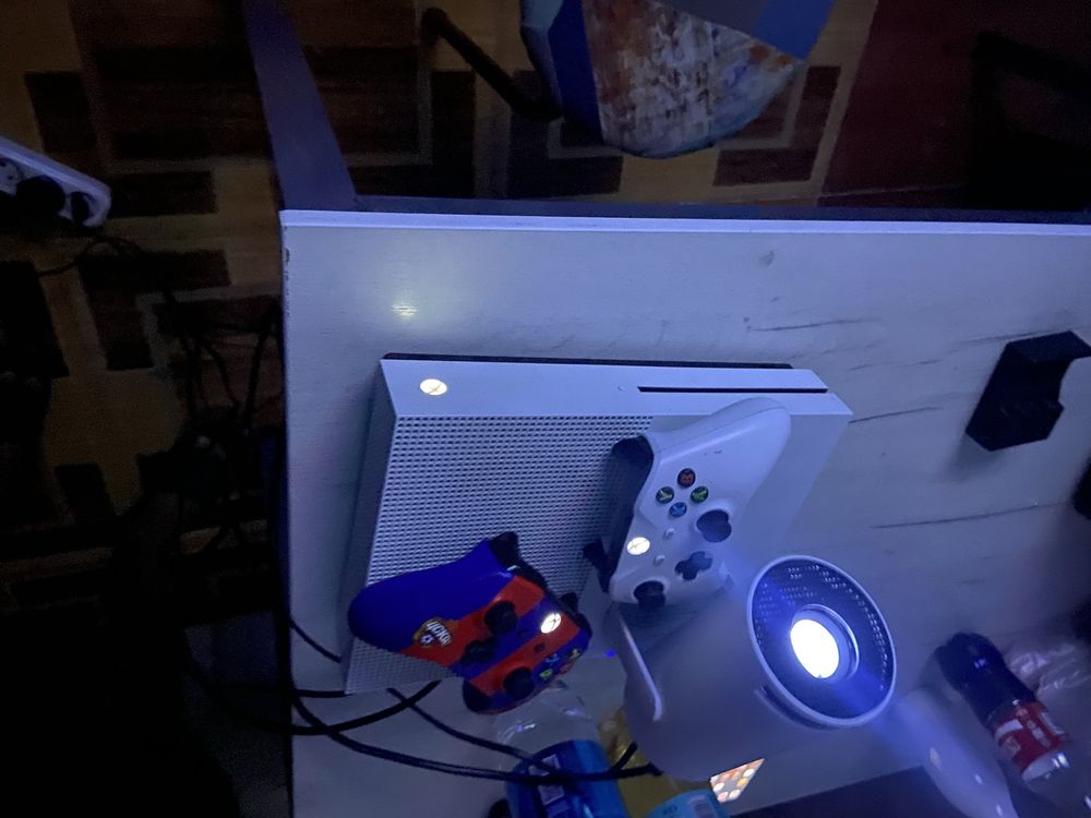 Xbox one s 2 джостика и игры внутри консоли