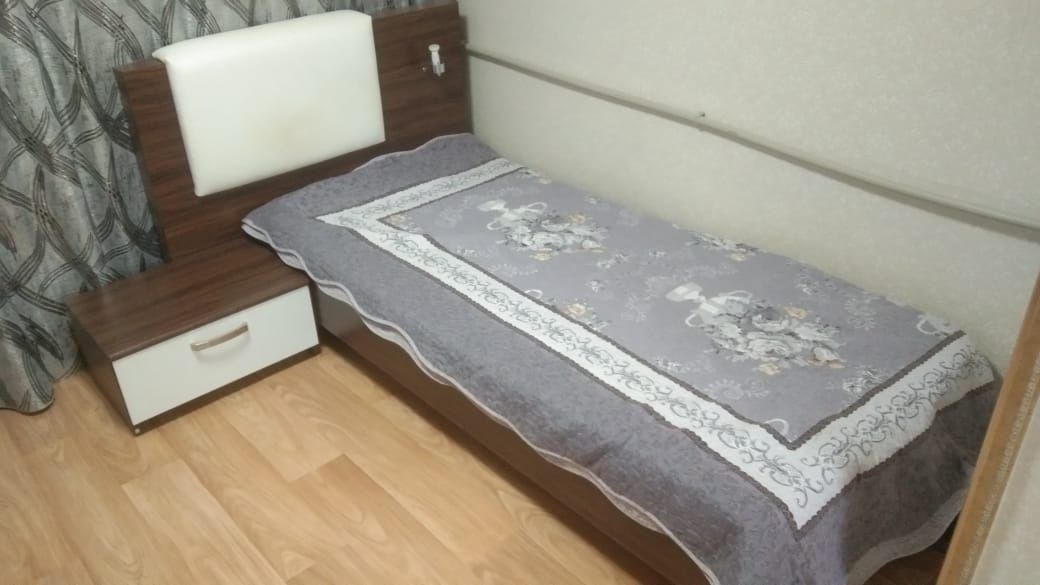 Мебель: кровать, тумба, шкаф, книжные полки, компьютерный стол