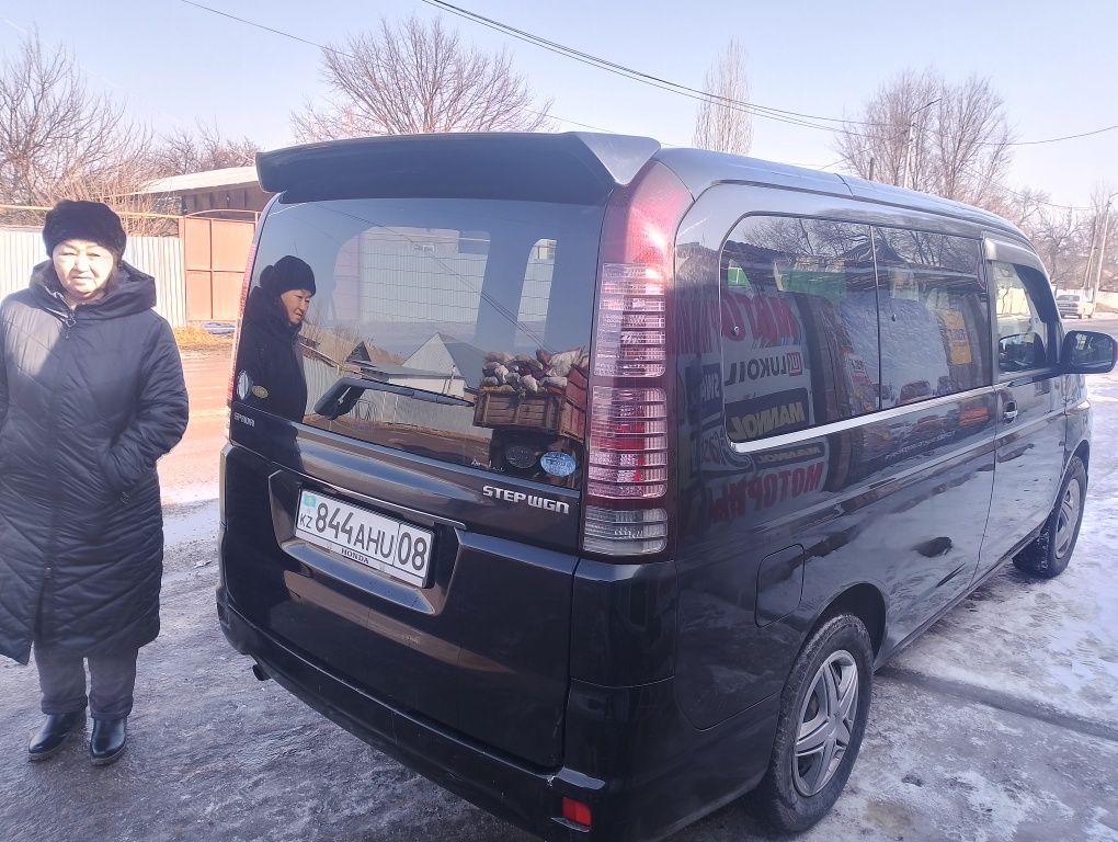 Автомобиль хонда степ вагон 2005 года