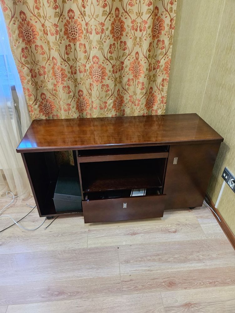 Продаю комлект(шкаф,столы)