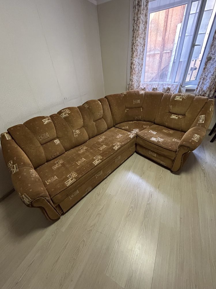 Продается улговой диван в хорошем состоянии