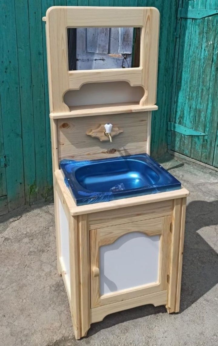 Продам деревянный лакированный умывальник. Ручная работа.